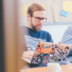 Softwareentwickler am Laptop