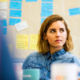 Mitarbeiterin vor Kanban Board