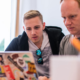 Softwareentwickler arbeiten mit Open Source Software