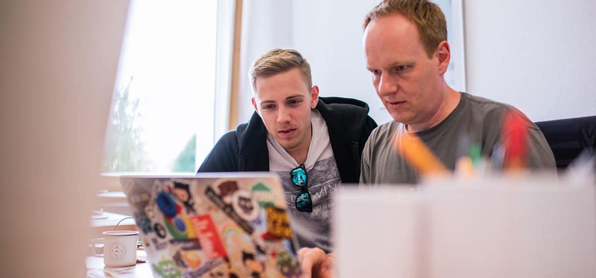 Softwareentwickler arbeiten mit Open Source Software