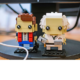 Zwei Legofiguren auf dem Schreibtisch