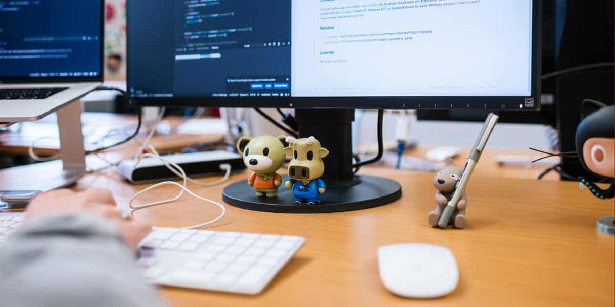 Actionfiguren auf Schreibtisch vor Monitor und Tastatur