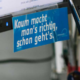 Sticker klebt am Monitor