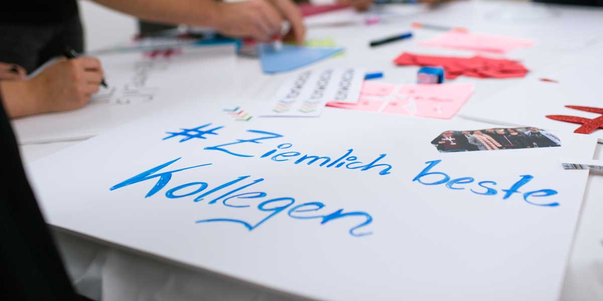 Mitarbeiterin arbeitet an Workshop Poster