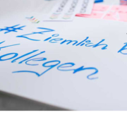 Mitarbeiterin arbeitet an Workshop Poster