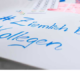 Mitarbeiterin arbeitet an Workshop Poster