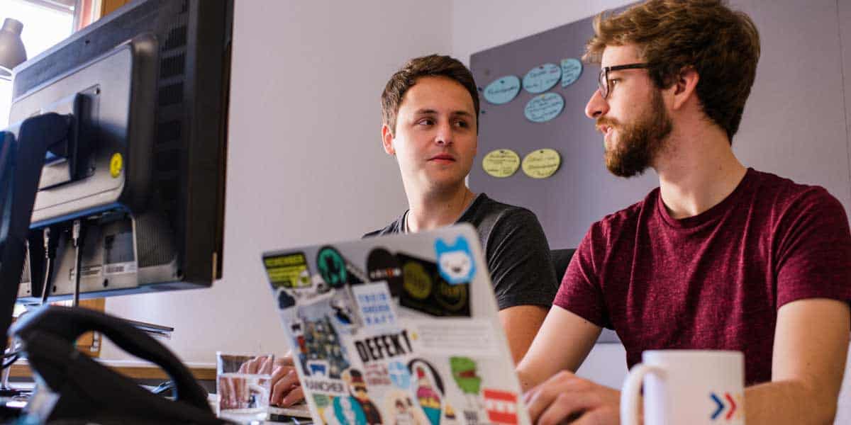 Zwei Entwickler arbeiten gemeinsam