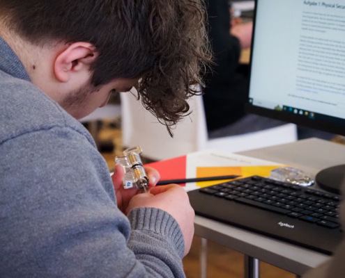 Digital Sports Camp Workshop Schüler arbeitet an einem Schließzylinder