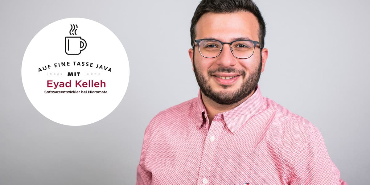 interview-eyad-kelleh-softwareentwickler Banner auf eine Tasse Java mit Softwareentwickler Eyad Kelleh