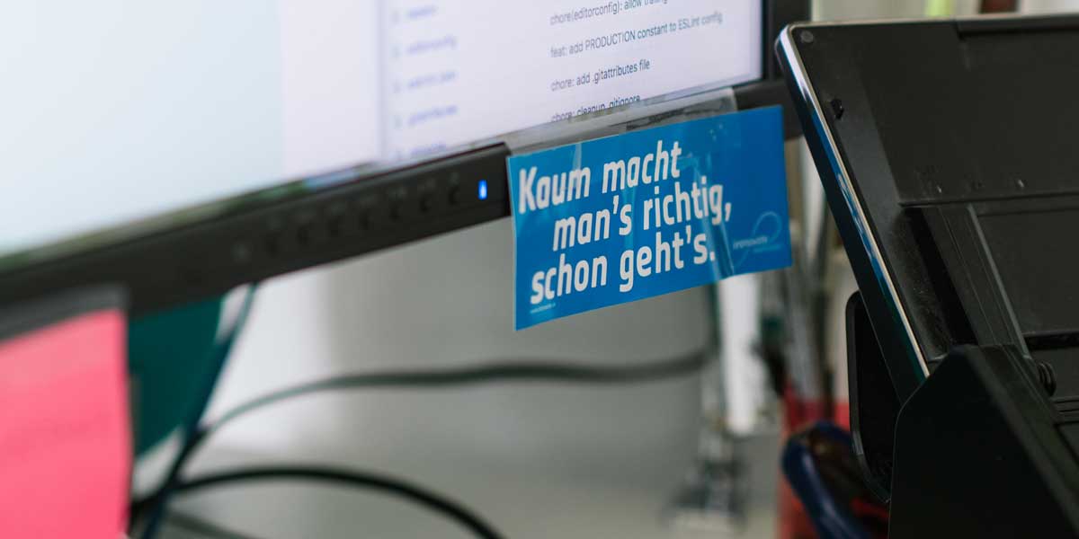 Sticker klebt am Monitor