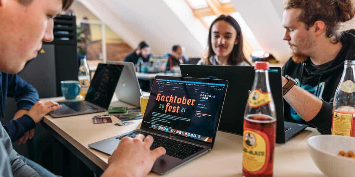 Entwicklerinnen beim Hacktoberfest 2021 in der Cafeteria