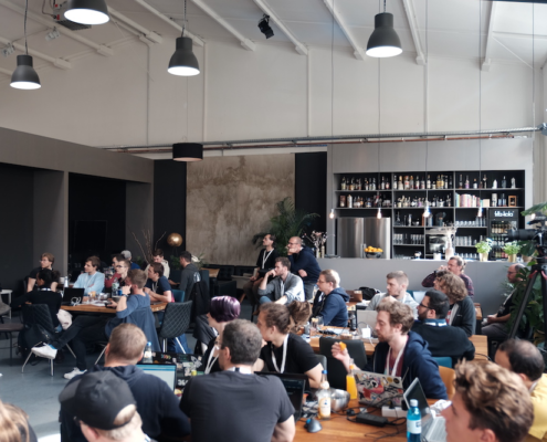 Hacktoberfest 2022 ganze Location mit Bar Gruppenfoto
