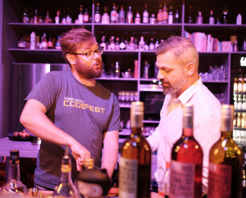 Micromata Entwickler und Barkeeper an der Bar Hacktoberfest 2022