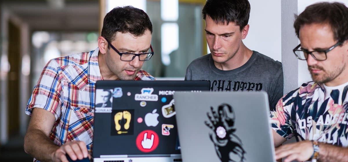 Softwareentwickler programmieren zusammen