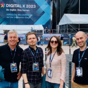 Gruppenfoto Geschäftsführung und Team auf der Digital X Messe 2023
