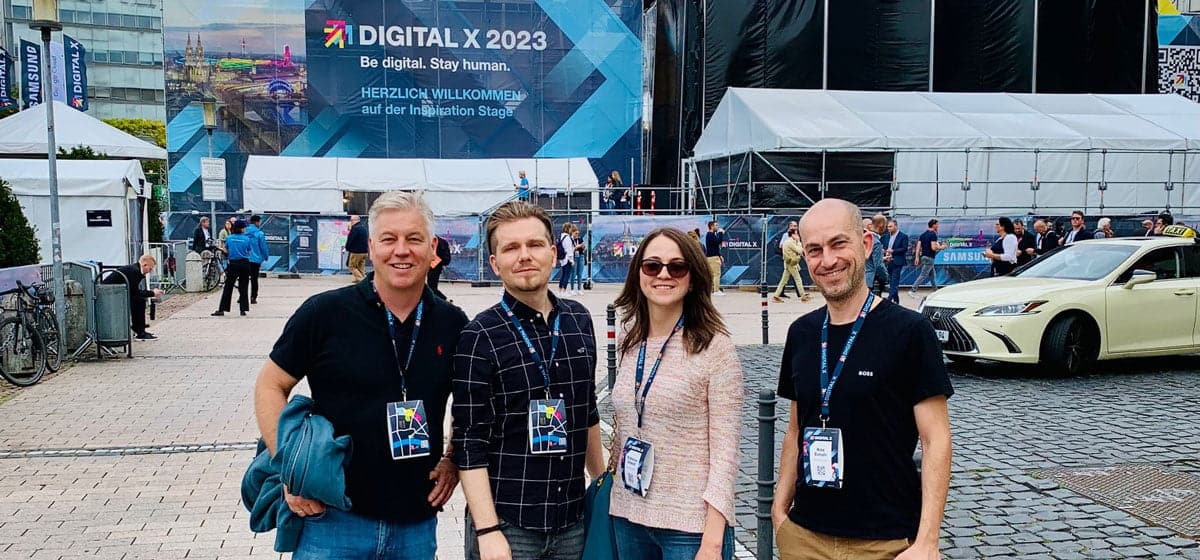 Gruppenfoto Geschäftsführung und Team auf der Digital X Messe 2023
