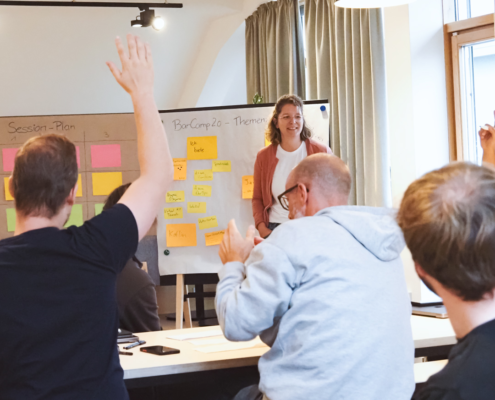 Mitarbeiterinnen beim Barcamp Plenum