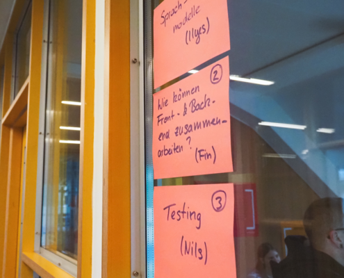 Themenschwerpunkte Technologie PostIts an Glasscheibe