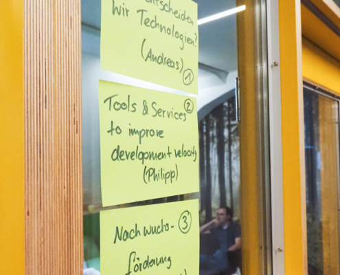 Themenschwerpunkte Technologie PostIts an Glasscheibe
