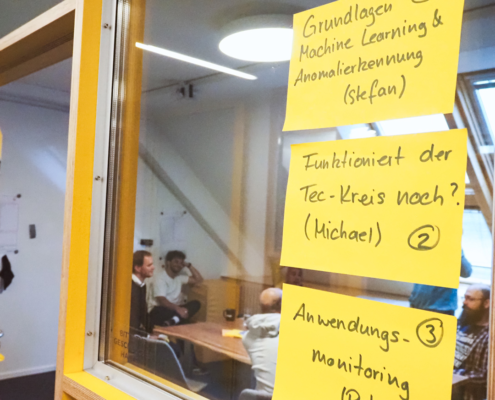 Themenschwerpunkte Technologie PostIts an Glasscheibe