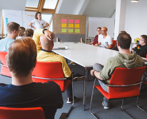 Mitarbeiterinnen beim Barcamp Plenum