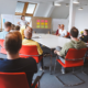 Mitarbeiterinnen beim Barcamp Plenum
