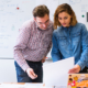 Zwei Mitarbeiterinnen besprechen einen UX Entwurf