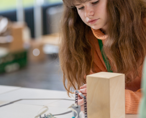 Tüfteln und basteln bei der RoboCup-Quali 2024 an der Uni Kassel