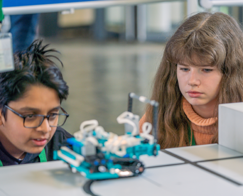 Kritische Blicke auf den eigenen Roboter bei der RoboCup-Quali 2024 in Kassel