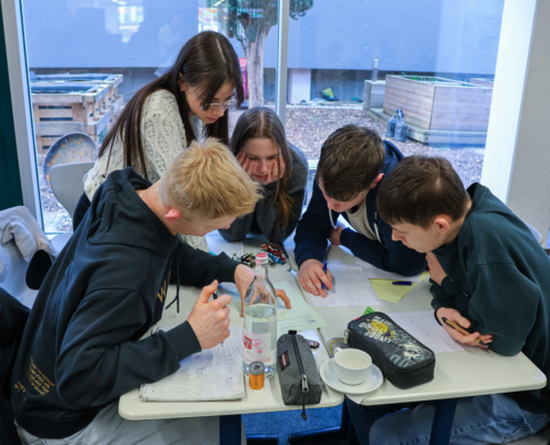 Teamwork beim Tag der Mathematik 2024 an der Lichtenbergschule Kassel