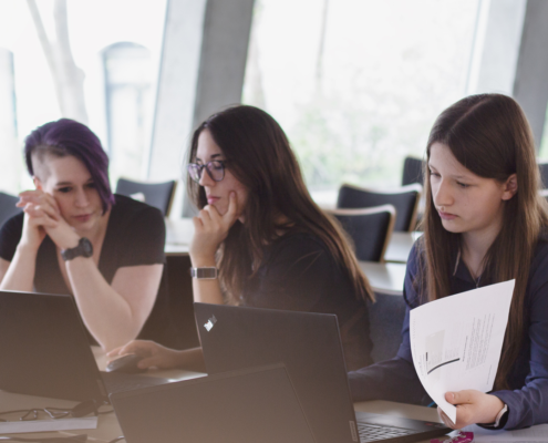 Tutorin Anna Klingauf von Micromata mit Teilnehmerinnen von Girls Go Informatics im April 2024