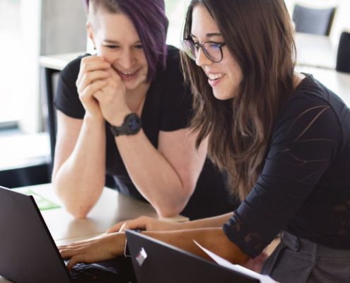 Tutorin Anna Klingauf von Micromata mit Teilnehmerinnen von Girls Go Informatics im April 2024