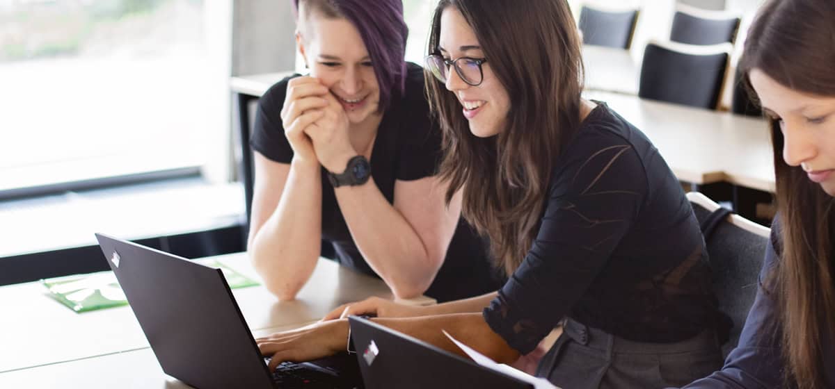 Tutorin Anna Klingauf von Micromata mit Teilnehmerinnen von Girls Go Informatics im April 2024