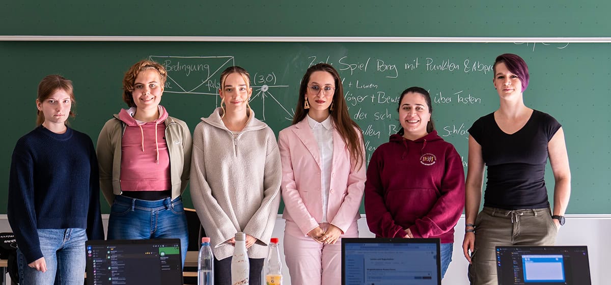 Gruppenfoto der Teilnehmerinnen und Tutorinnen beim Workshop Girls Go Informatics, Oktober 2024