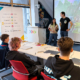 Momentaufnahme vom Arduino-Workshop bei der Code Week 2024. Vorne die beiden Tutor:innen Dan Vi Ngyen und Hendrik Thole