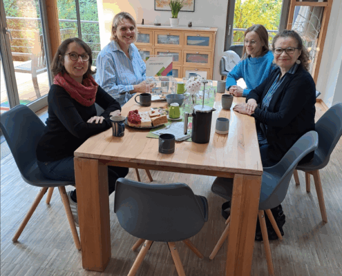 Gruppenfoto von der Übergabe der Micromata-Spendenbox an IntensivLeben e. V.