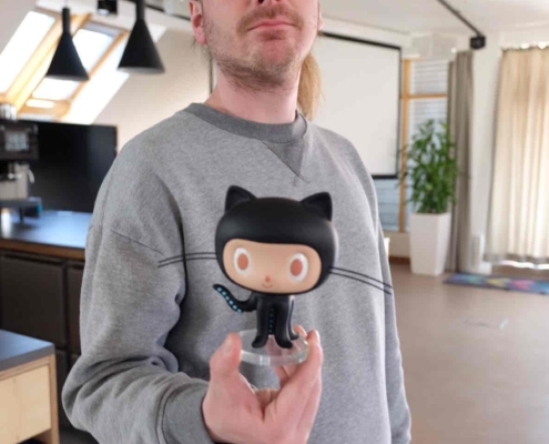 Nico und das GitHub-Maskottchen Octocat beim Open Source Friday 2025 bei Micromata