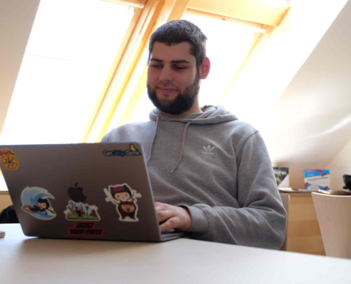 Marcel codet beim Open Source Friday 2025 bei Micromata