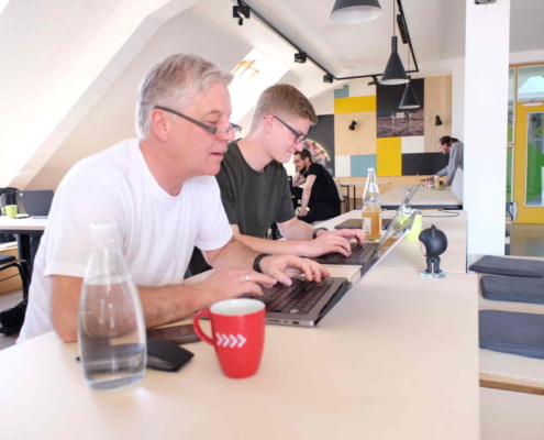 Kai Reinhard und Fin Reinhard coden gemeinsam beim Open Source Friday 2025, Micromata