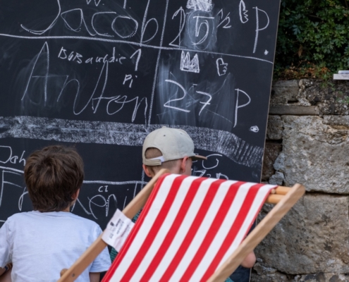 Micromata-Sommerfest 2025 auf Gut Waitzrodt: Kinder schreiben Punktestand auf Kreidetafel