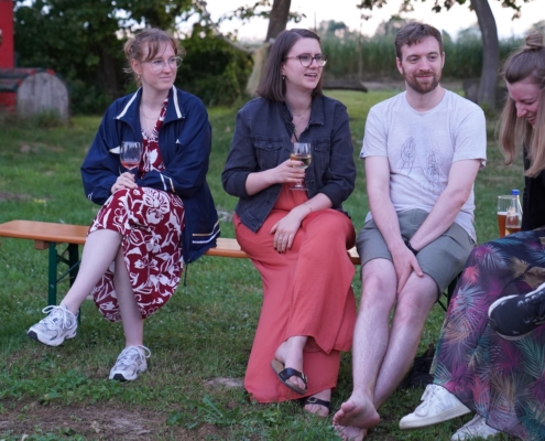 Micromata-Sommerfest 2025 auf Gut Waitzrodt: Menschen entspannen am Lagerfeuer
