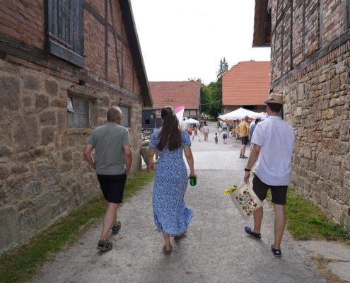 Micromata-Sommerfest 2025 auf Gut Waitzrodt: Menschen laufen auf Hof umher