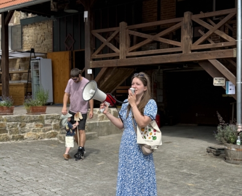 Micromata-Sommerfest 2025 auf Gut Waitzrodt: Sarah mit Megaphon