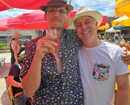 Micromata-Sommerfest 2025 auf Gut Waitzrodt: Seppel und Kai lachen in Kamera