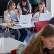 Momentaufnahme vom Girls' Day 2026 bei Micromata, mit Tutorin Dan Vi Nguyen und Teilnehmerin