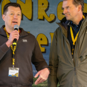 Alexander Podlich von Micromata und Bürgermeister Sven Schöller auf der Bühne beim Tigerenten-Rennen 2026 in Kassel