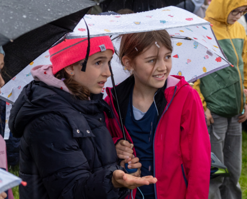 Drei Kinder unterm Regenschirm beim Tigerenten-Rennen 2026 in Kassel