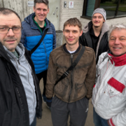 Gruppenfoto vom Micromata-Fußballteam vor der JVA Kassel Wehlheiden