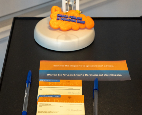 Informationsstand mit Visitenkarten, Stift und Wartehinweis bei Micromata.