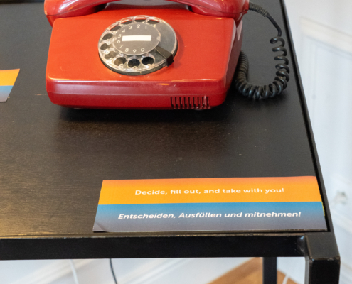 Rotes Vintage-Telefon auf einem schwarzen Tisch, nostalgisches Design, Retro-Kommunikation.